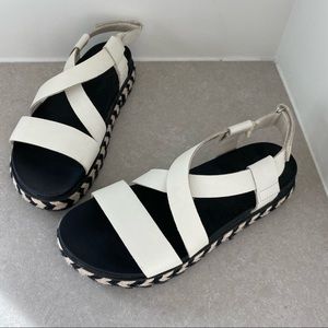 Sorel Roaming Crisscross Sandals